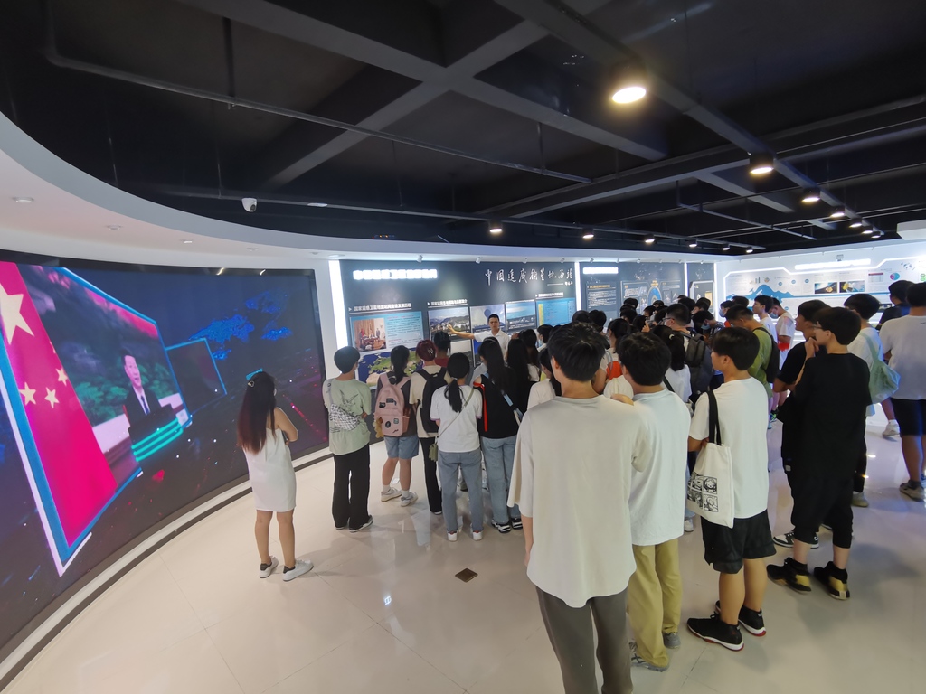 师生走进安溪大数据产业园.jpg 师生走进安溪大数据产业园.jpg