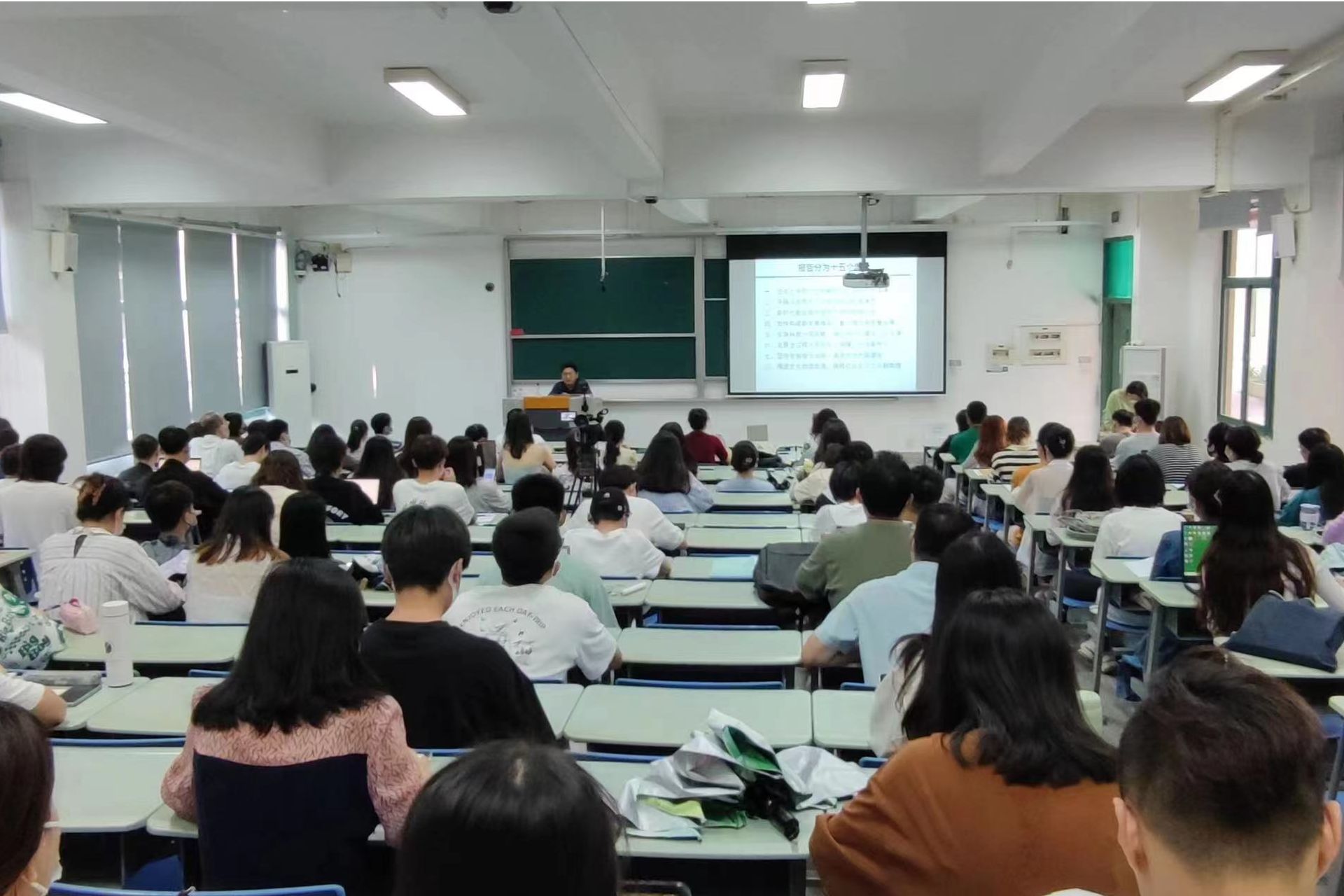 讲座现场1.jpg