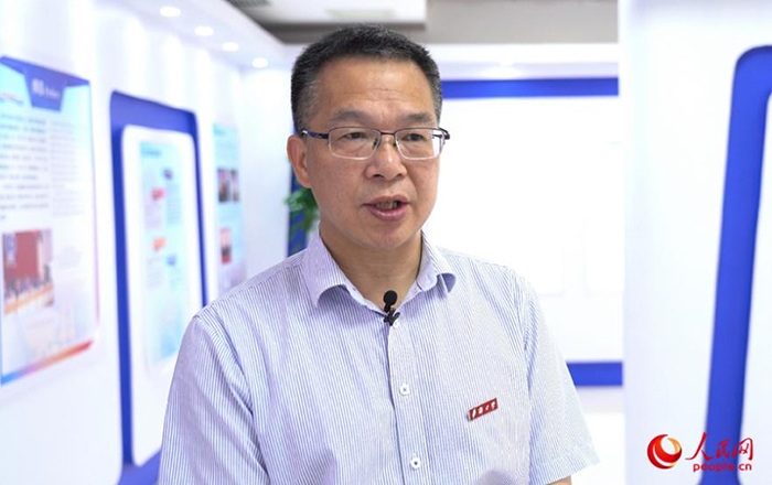 MAIN1690685813128D0ZCVJ8QSU.jpg 华侨大学海上丝绸之路研究院院长许培源接受人民网记者采访。人民网记者 兰志飞摄