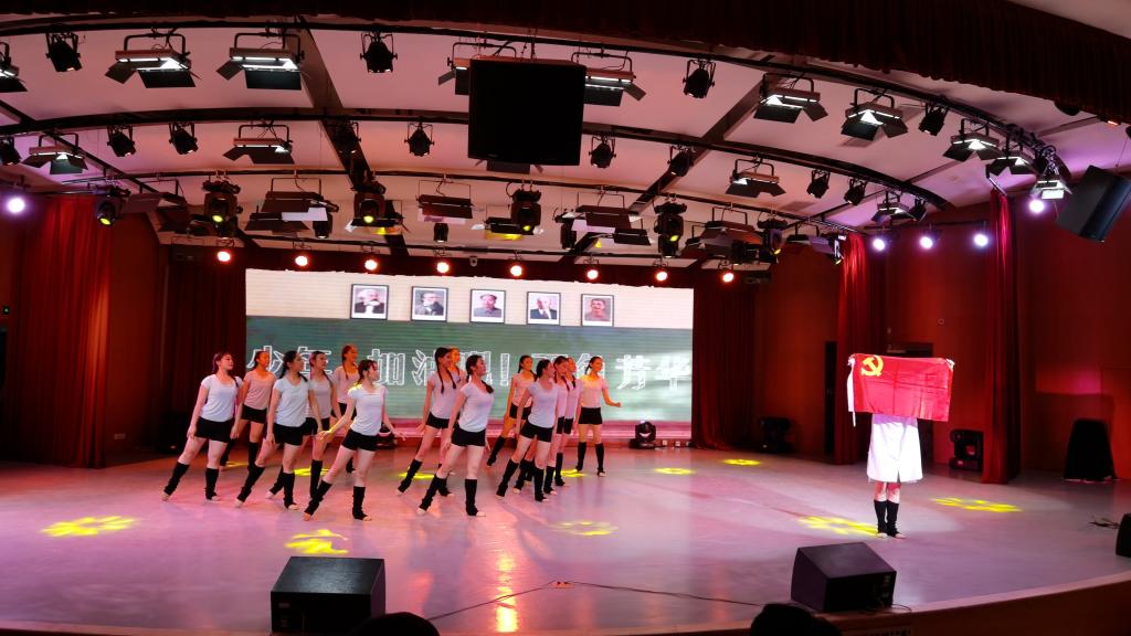 《芳华》.jpg 《芳华》.jpg