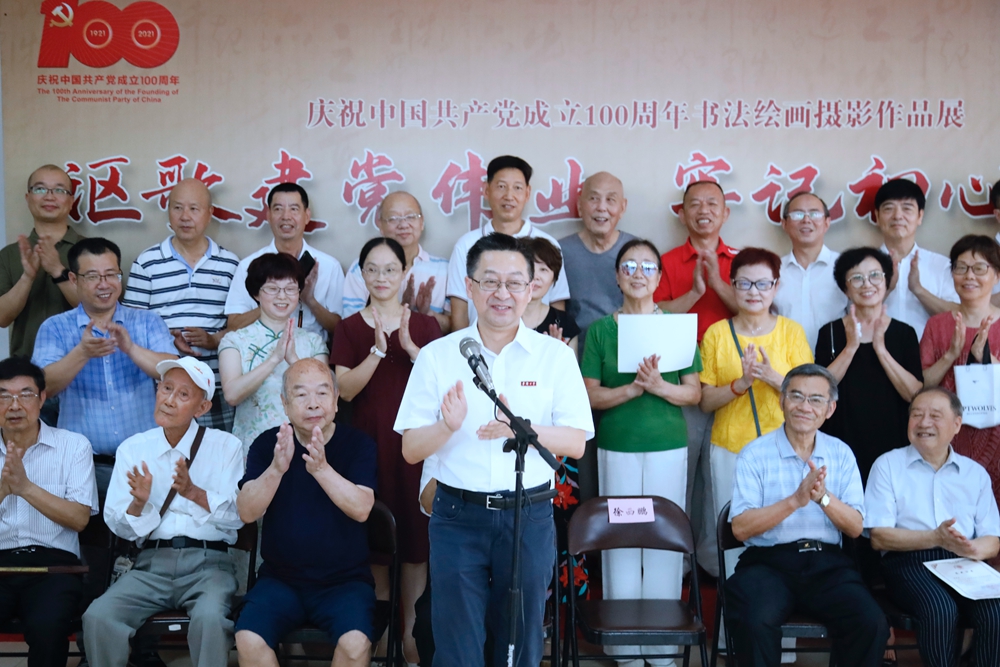 校党委书记徐西鹏宣布展览开幕.jpg