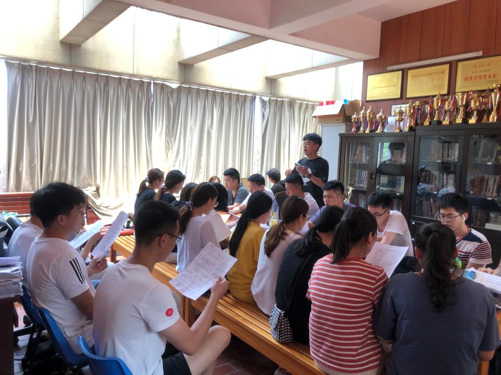 本科生第一支部党员教唱红歌《我和我的祖国》.jpg 本科生第一支部党员教唱红歌《我和我的祖国》.jpg