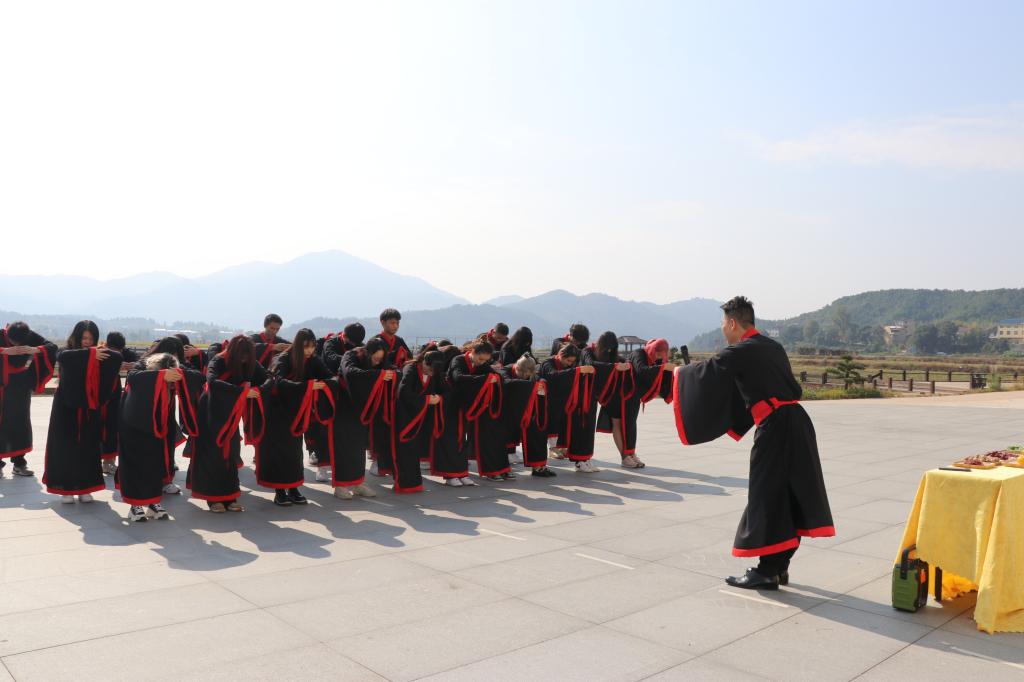 两岸学生营员体验拜师礼 (2).JPG