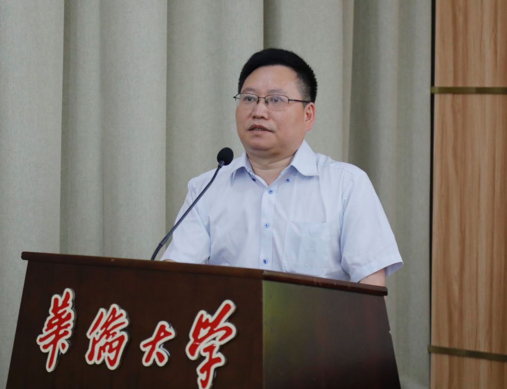 2021换届大会上作表态发言.jpg 2021换届大会上作表态发言.jpg