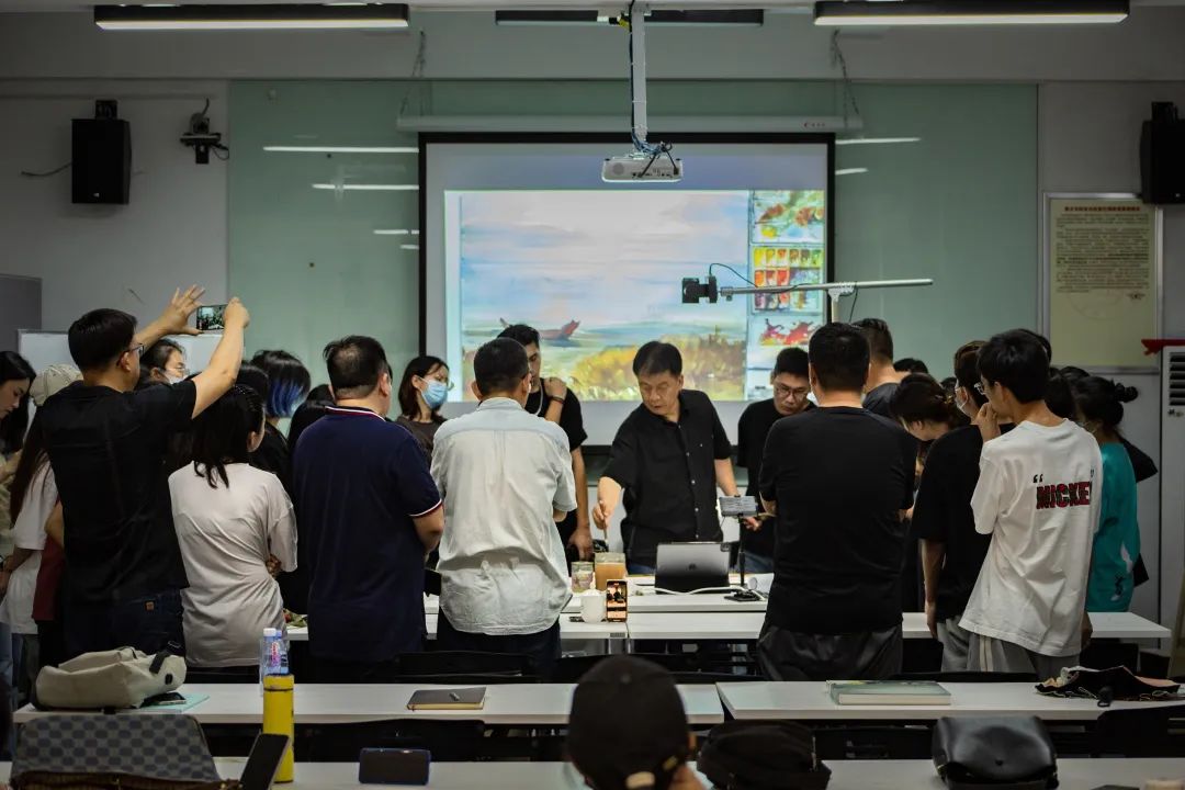 现场师生围观学习郭宁老师作画.jpg 现场师生围观学习郭宁老师作画.jpg