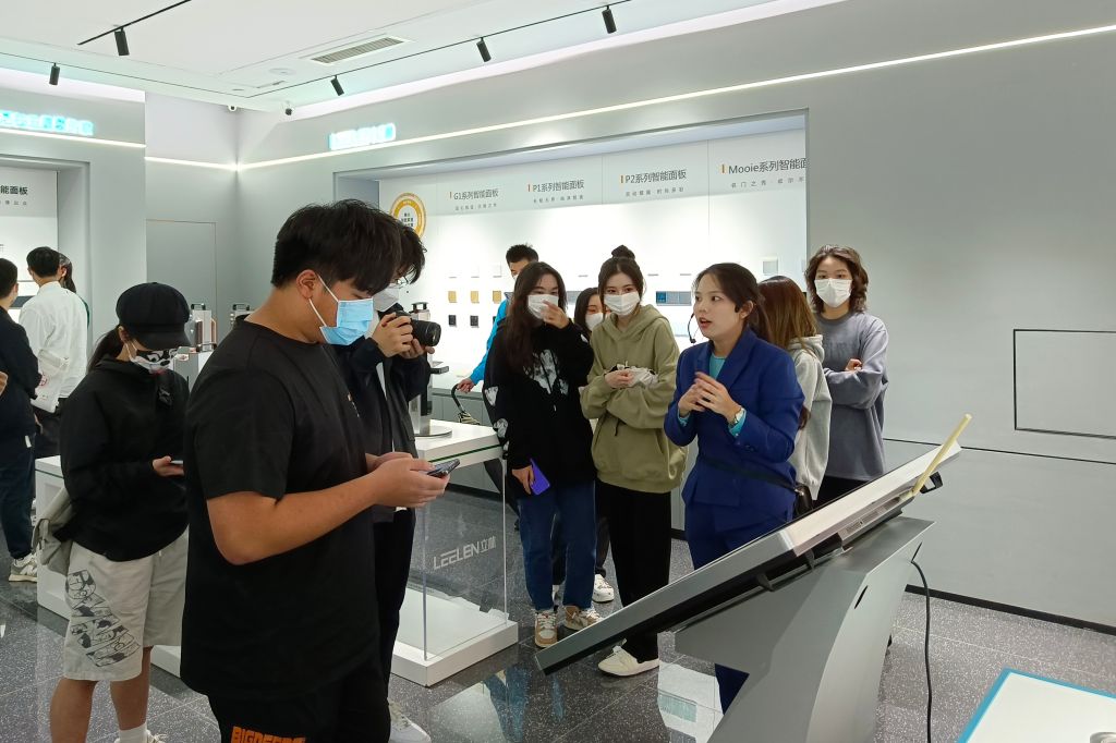 港澳台侨学生参观立林实验室.jpg