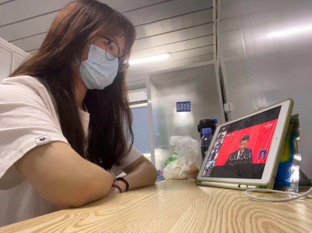 经金学院在方舱学生收看党的二十大开幕.jpg