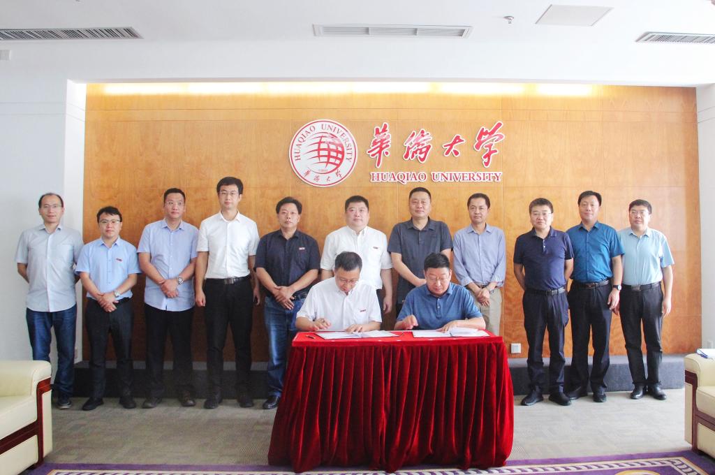 签署协议.JPG