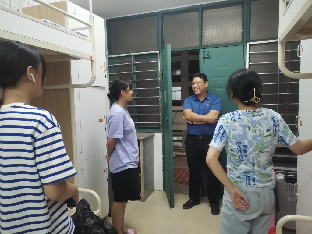 教师走访宿舍.jpg