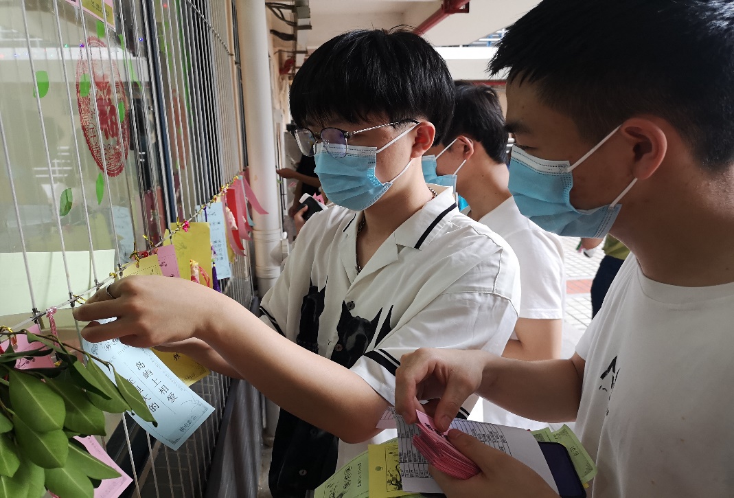 同学们体验猜字谜.jpg 同学们体验猜字谜.jpg