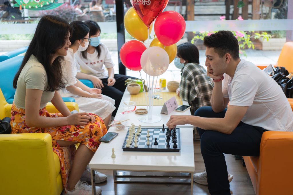 留学生在一起下棋.jpg 留学生在一起下棋.jpg