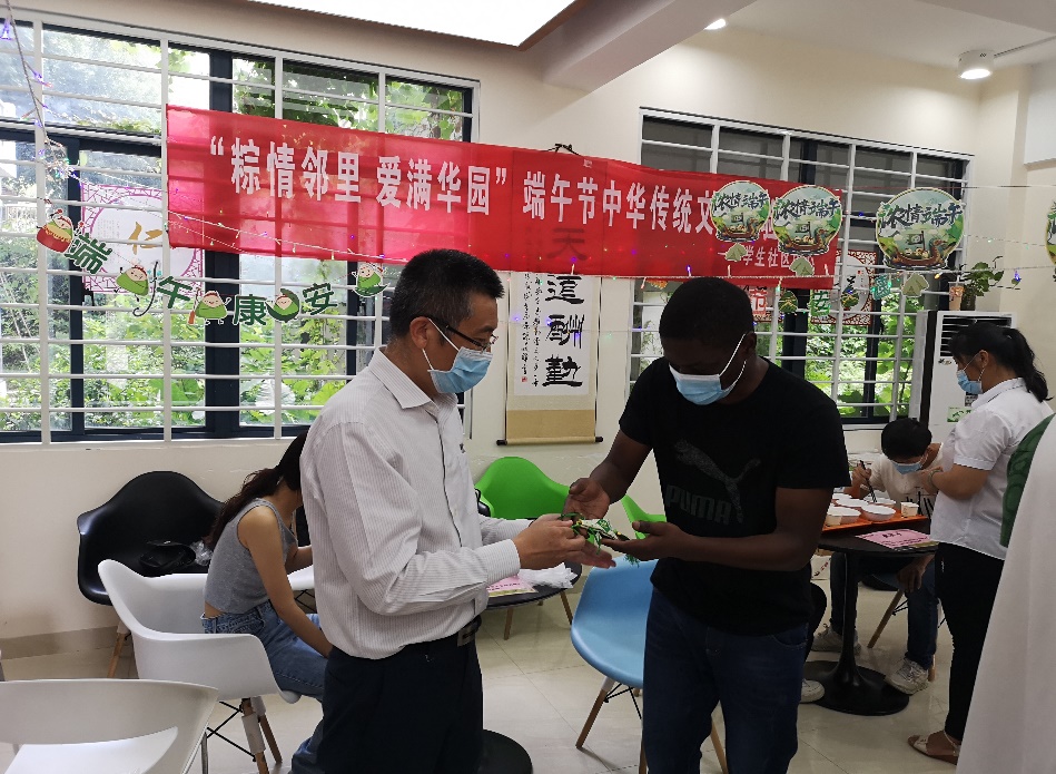 吴建平校长与安哥拉学生卫宇达互赠香囊.jpg 吴建平校长与安哥拉学生卫宇达互赠香囊.jpg