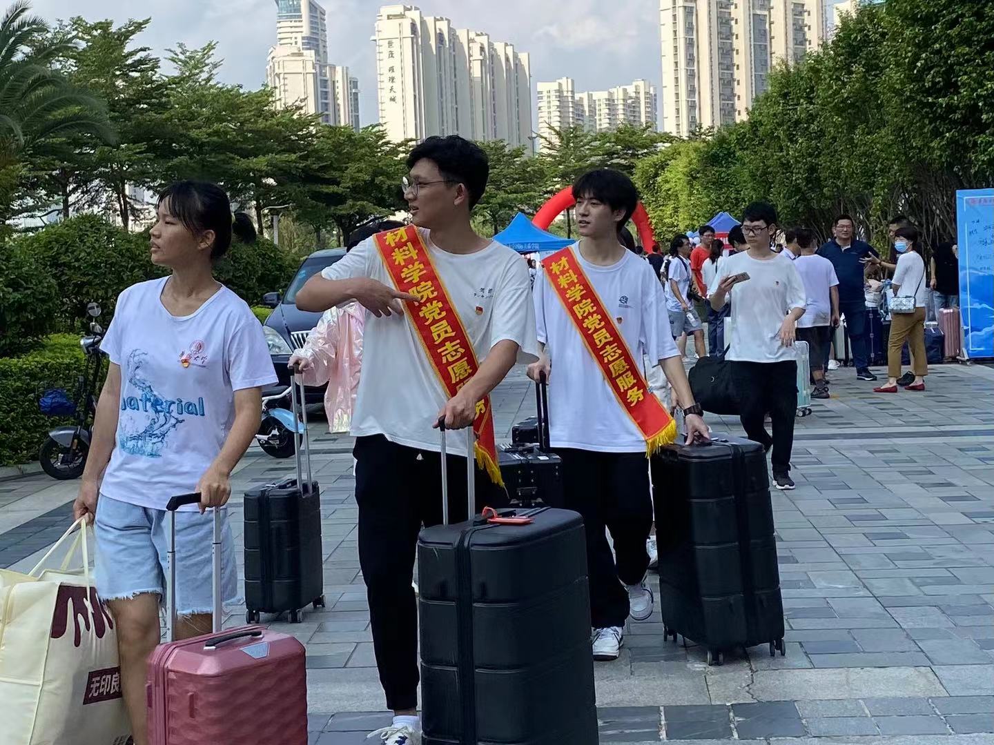 学生党员志愿服务1.jpg