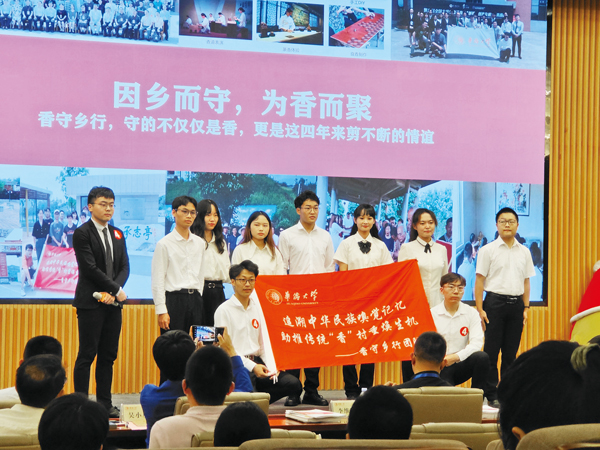 2021年6月参加互联网+大赛,前排左下蹲者为钱心宇.jpg