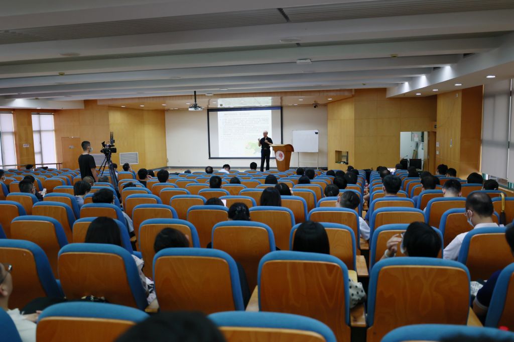 讲座现场.jpg 讲座现场.jpg