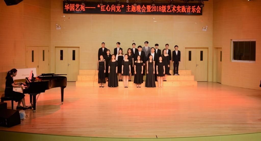 境内外生合唱《我的中国心》.jpg