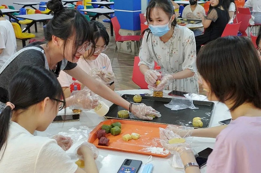 LOCAL16632041734220UQ8PKBTDD.jpg 学生们跟随糕点师傅学做月饼。华侨大学供图