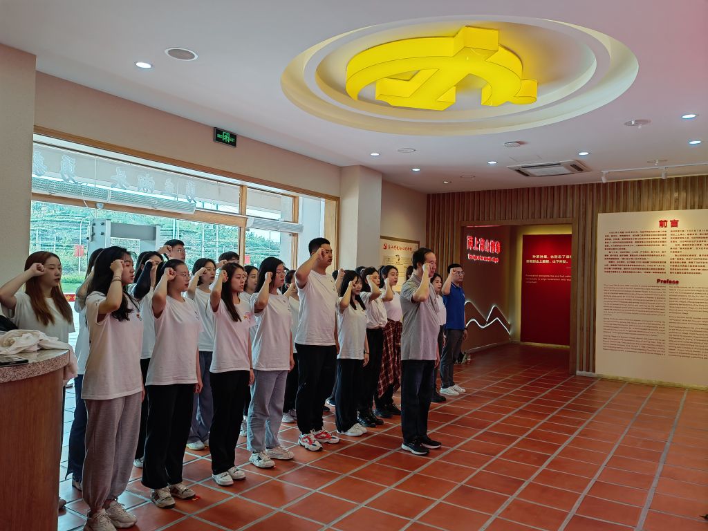 在初心使命管重温入党誓词.jpg 在初心使命管重温入党誓词.jpg