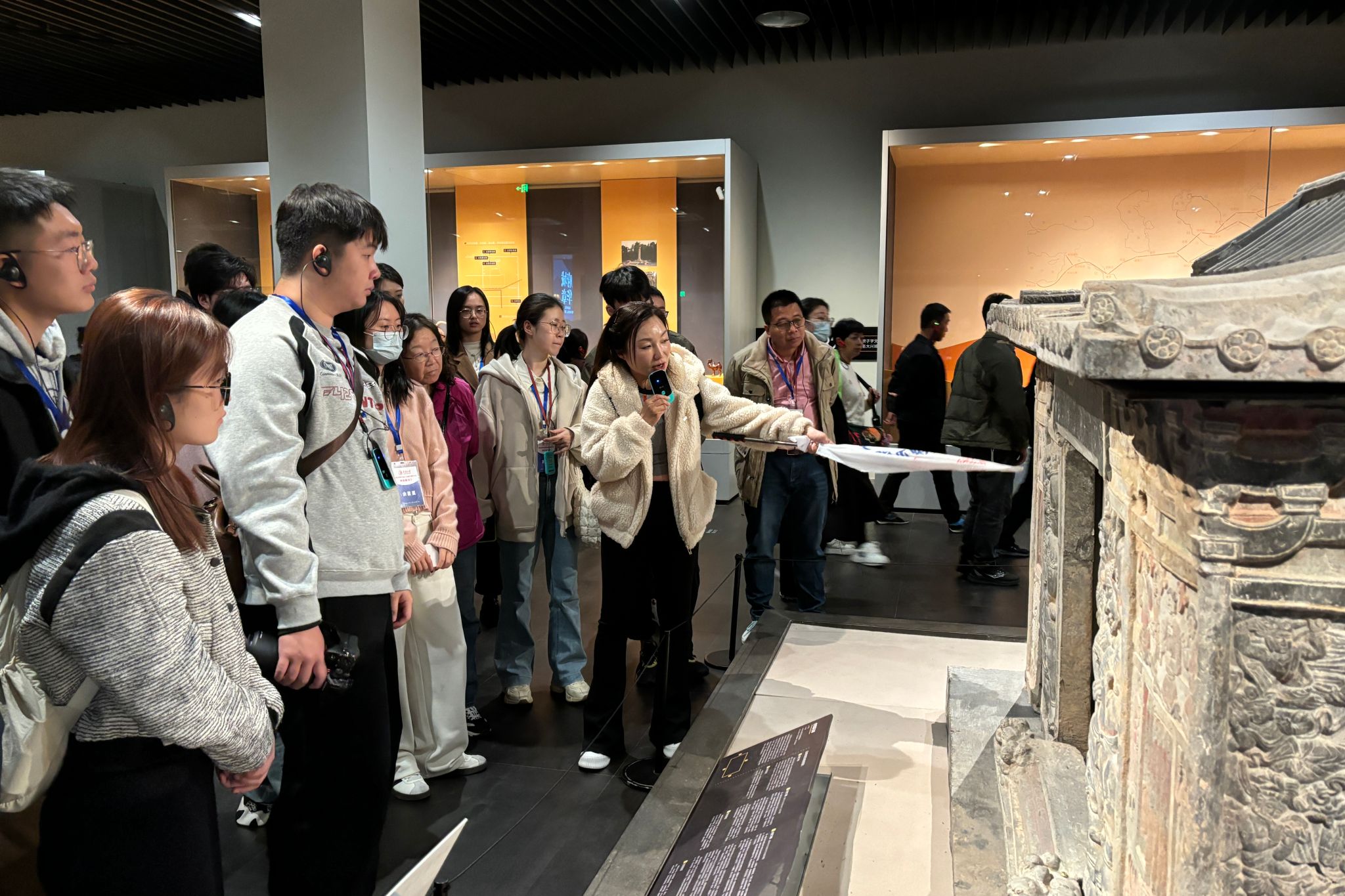 营员们参观西安博物院.jpg 营员们参观西安博物院.jpg