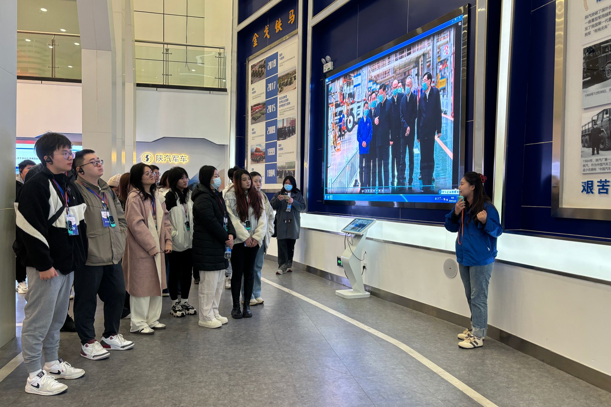 营员们参观陕汽集团.jpg 营员们参观陕汽集团.jpg