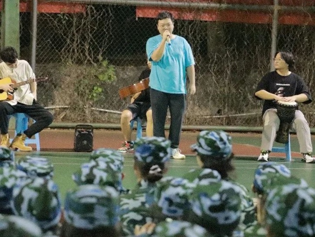 LOCAL1663204281111C0VKNB14LX.jpg 军训现场歌舞表演。华侨大学供图