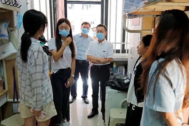 LOCAL16632045306921K4XSQRZRG.jpg 徐西鹏走进学生宿舍,为学生们送上节日祝福。华侨大学供图