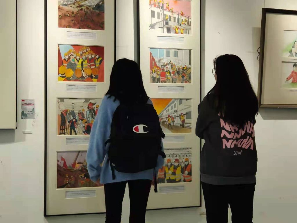 参观展览2.jpg