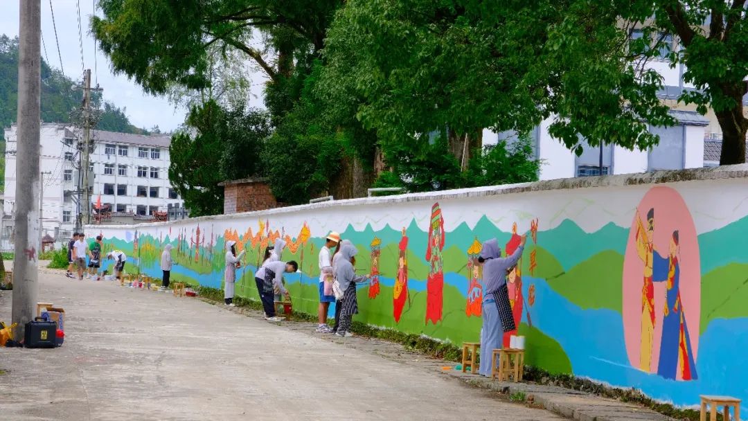 华侨大学“红色美丽乡村”墙绘志愿服务队朱口镇服务队墙绘进行时.jpg