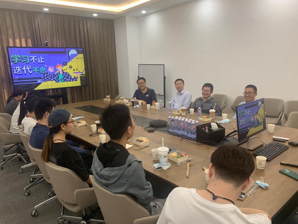 【学校+学院2】在点触科技进行座谈.jpg