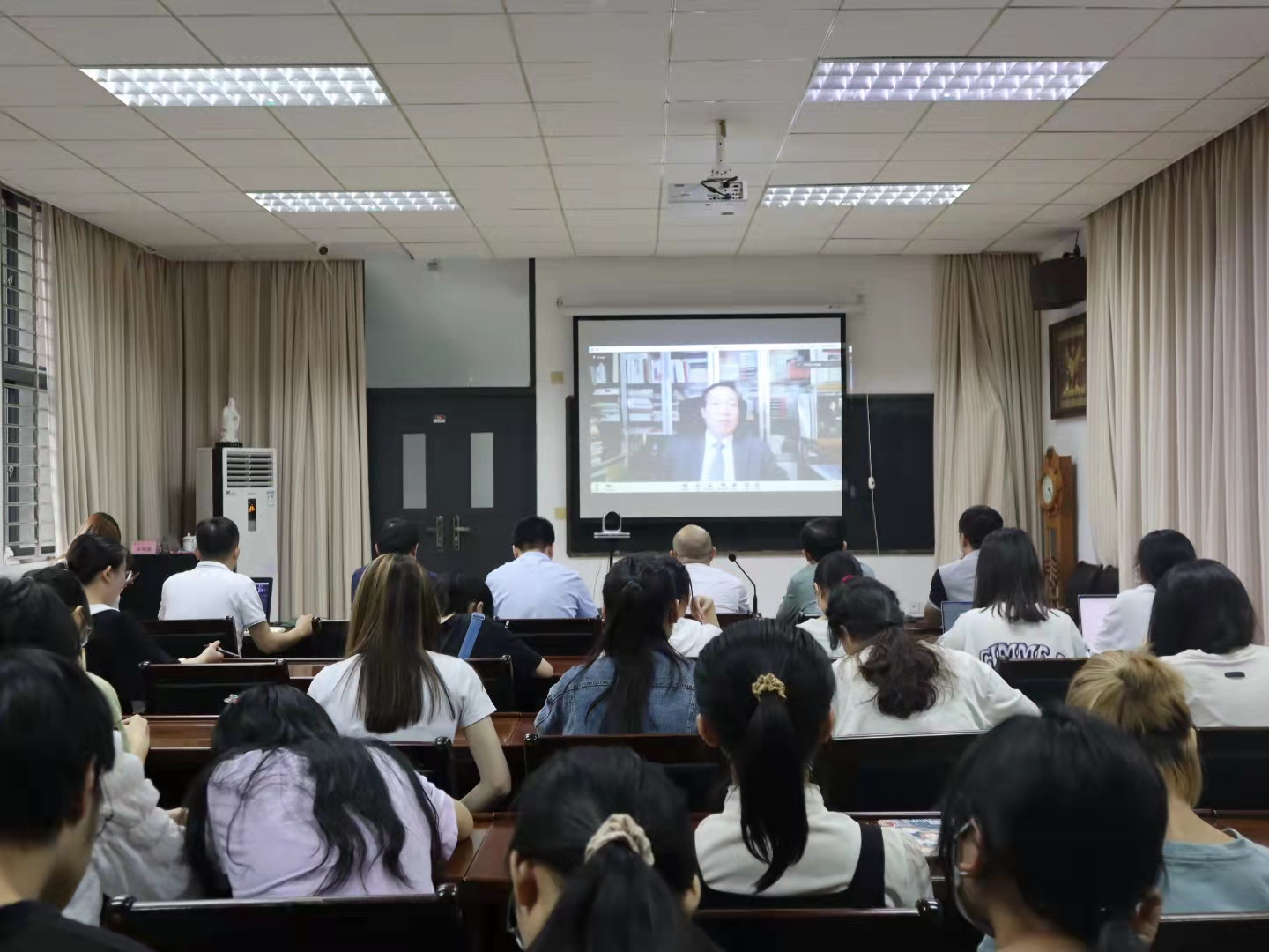 教授发言3.jpg 教授发言3.jpg