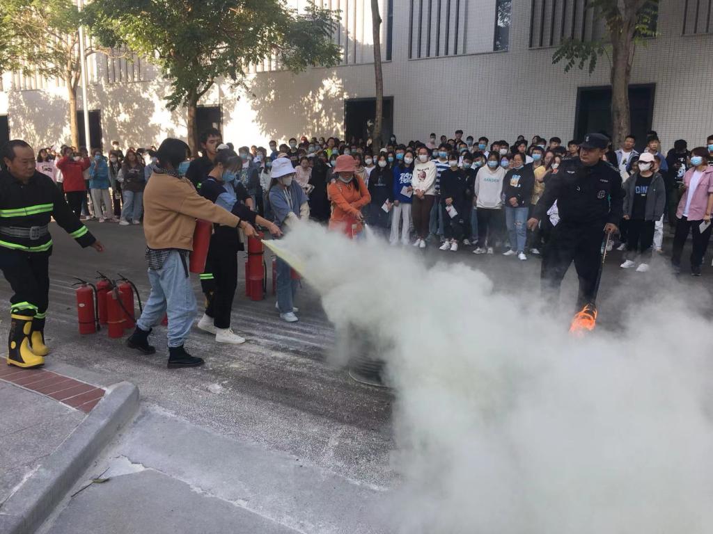 2021级新生进行灭火器使用体验.jpg 2021级新生进行灭火器使用体验.jpg