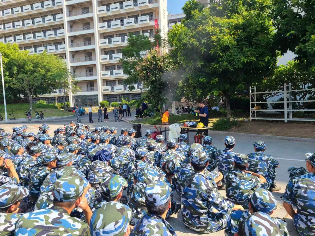 保卫处消防二科黄家德老师在厦门校区为现场师生详细介绍了灭火器、防毒面罩、灭火毯等基础消防装备的使用要领.jpg