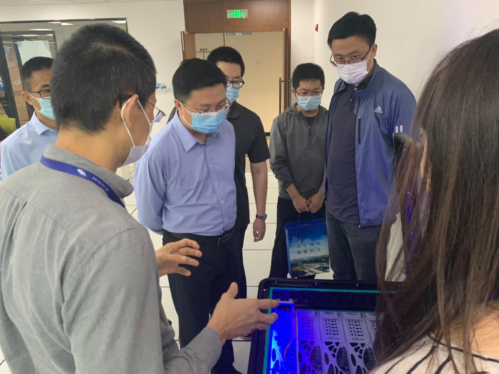 【学校+学院1】听取企业现场讲解.jpg 【学校+学院1】听取企业现场讲解.jpg